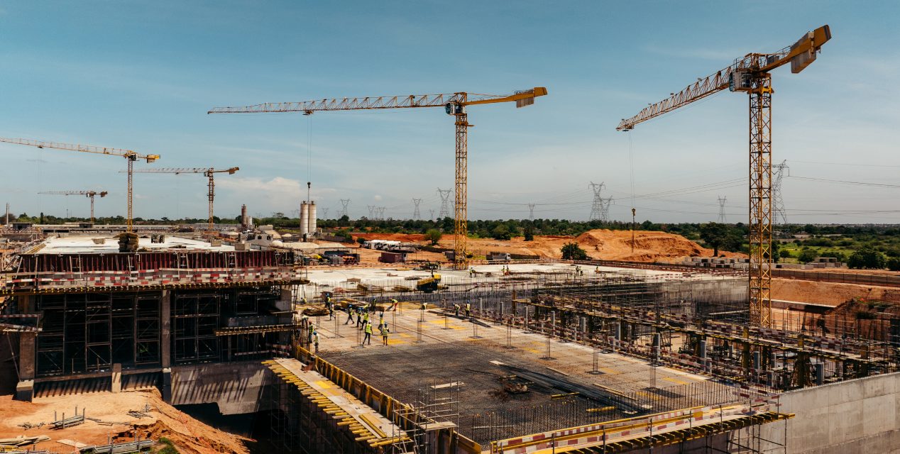 Obra com gruas torre