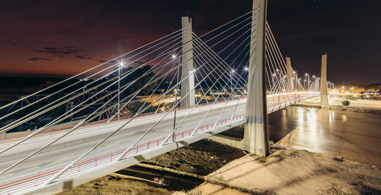 Ponte atirantada iluminada à noite