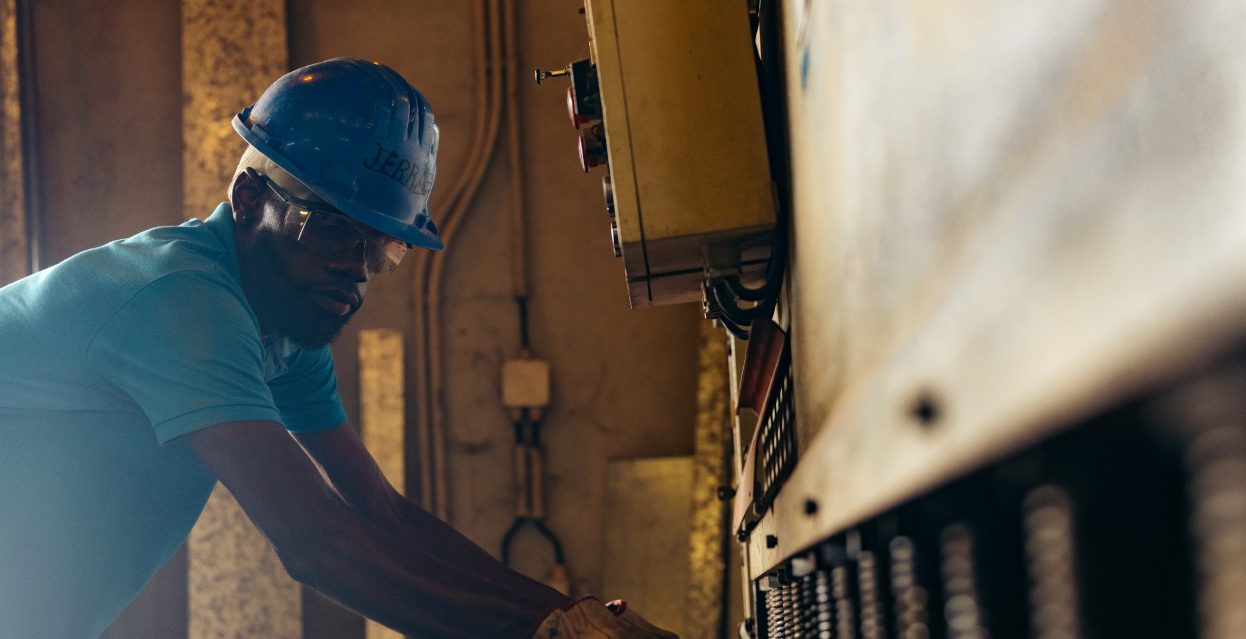 Técnico a trabalhar num quadro eléctrico