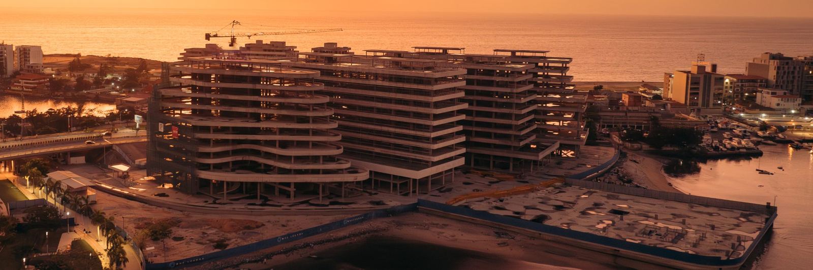 Empreendimento junto à baía ao pôr do sol