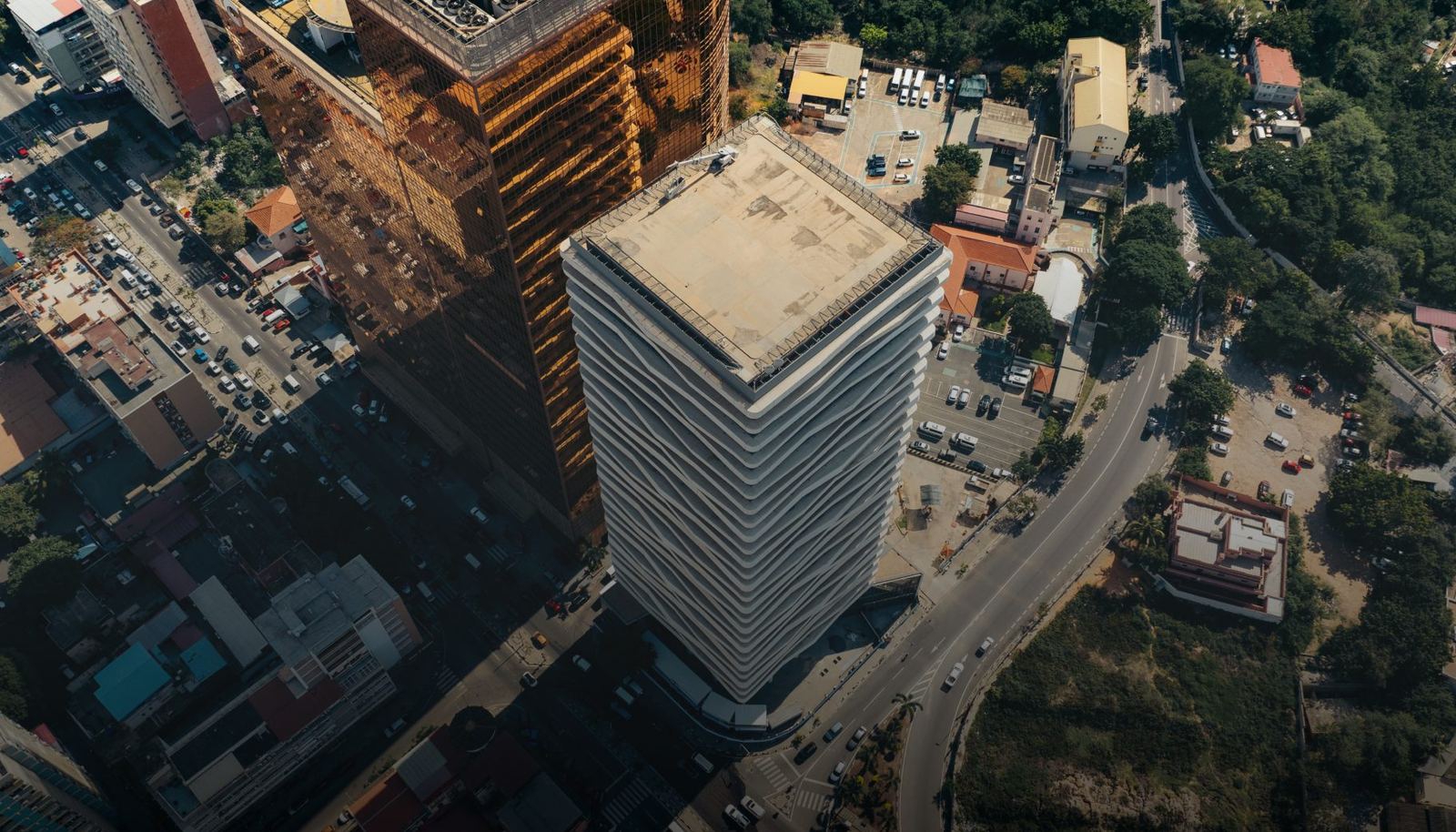 Vista aérea de Luanda com torre em construção