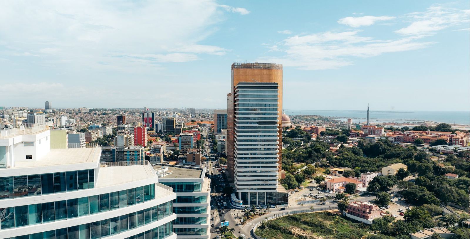 Torre na baía de Luanda