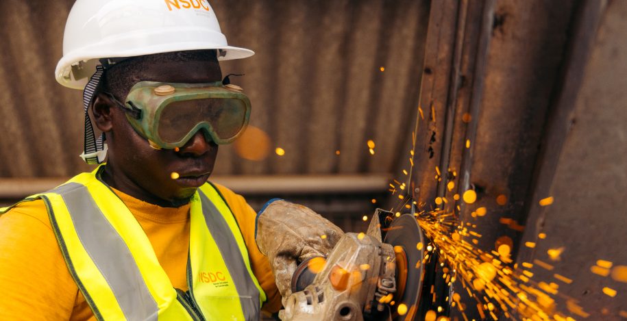 Técnico da NSDC em trabalho de corte de metal