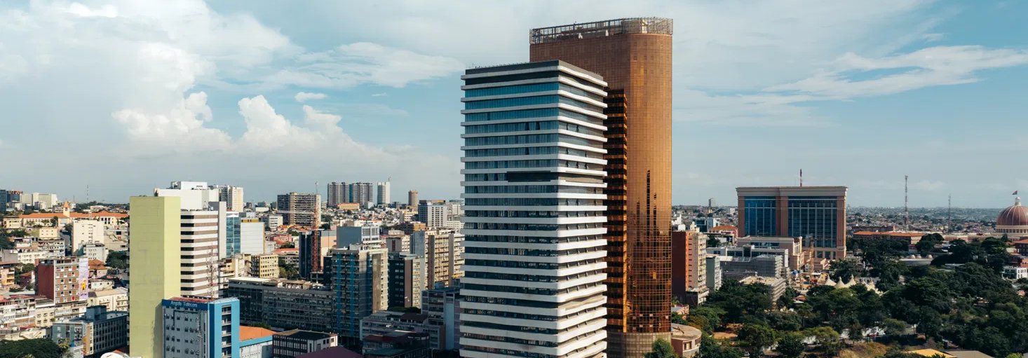 Torres no centro de Luanda num dia de sol